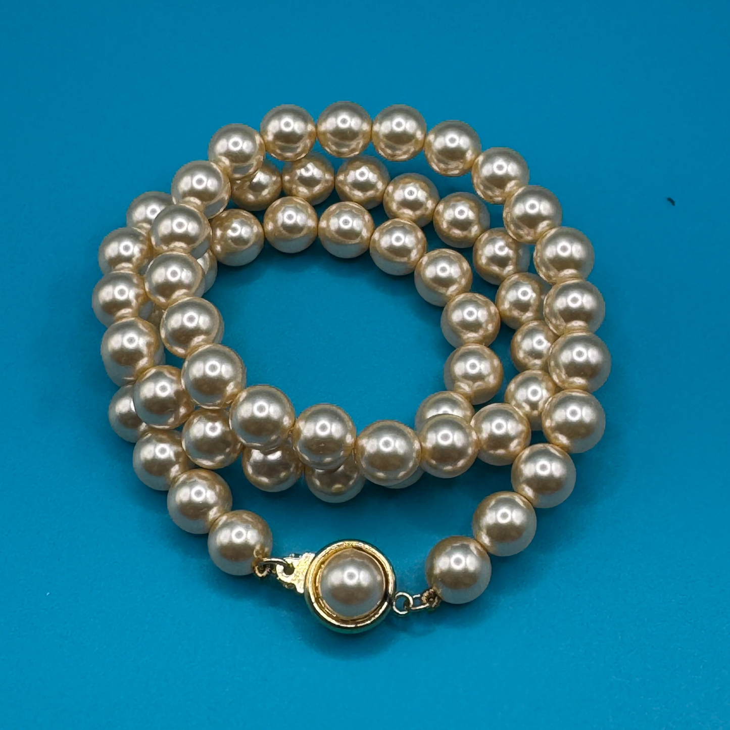 Gold Round Pearl Necklace – A Radiant Symbol of Elegance