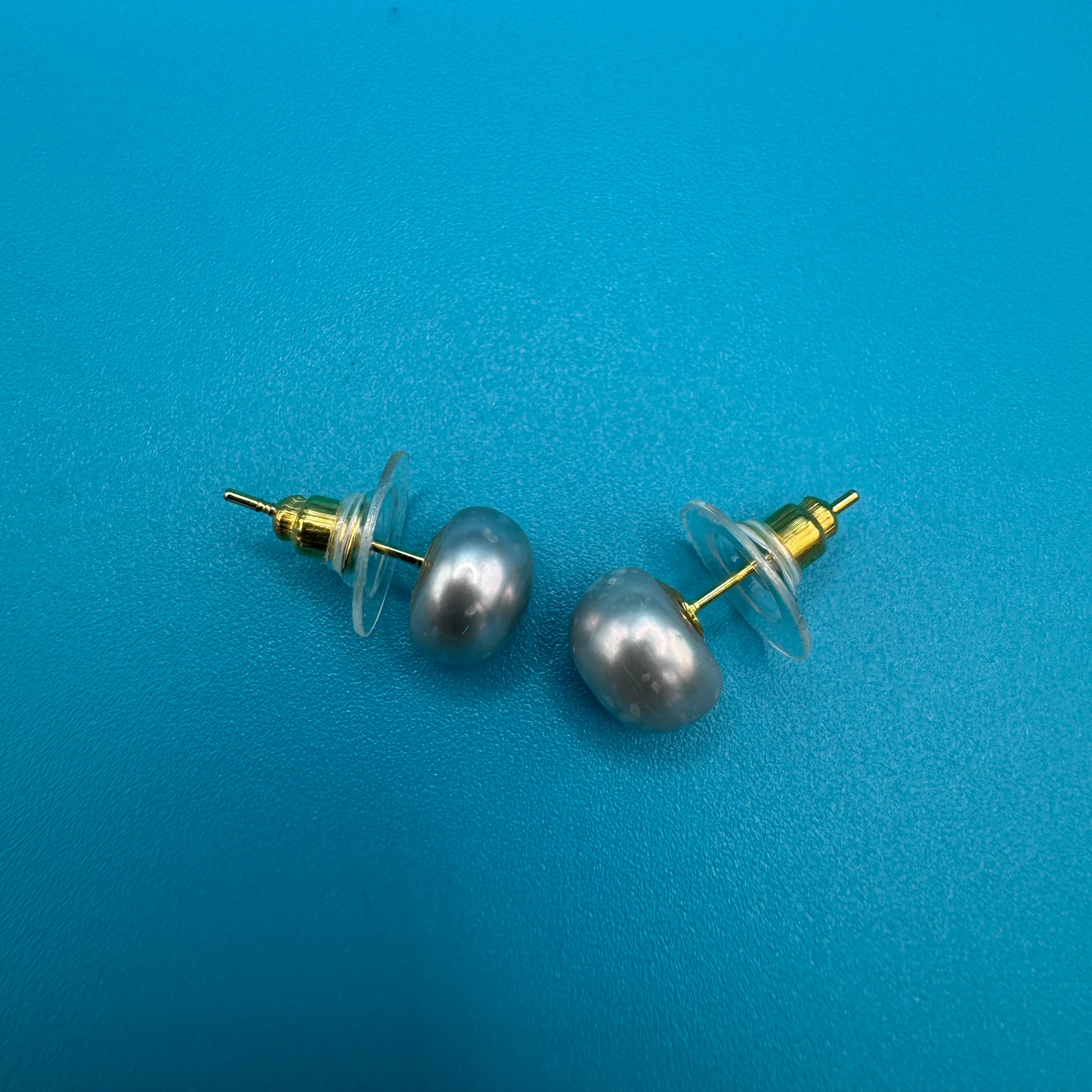 Grey Single Pearl Earrings – Timeless Elegance in Every Detail